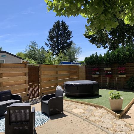 Havre De Paix Bord De Saone Avec Jacuzzi Hotel Massieux Luaran gambar