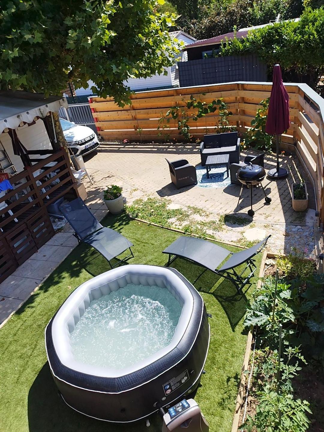 Havre De Paix Bord De Saone Avec Jacuzzi Hotel Massieux Luaran gambar