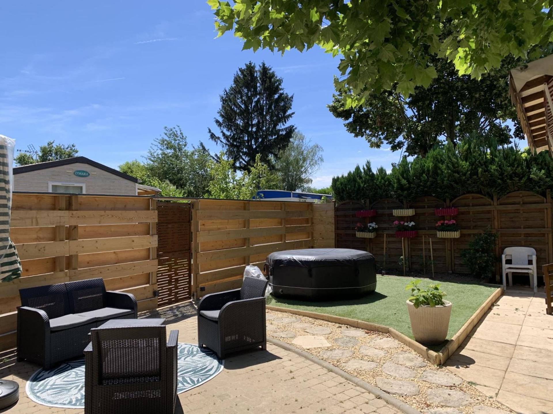 Havre De Paix Bord De Saone Avec Jacuzzi Hotel Massieux Luaran gambar